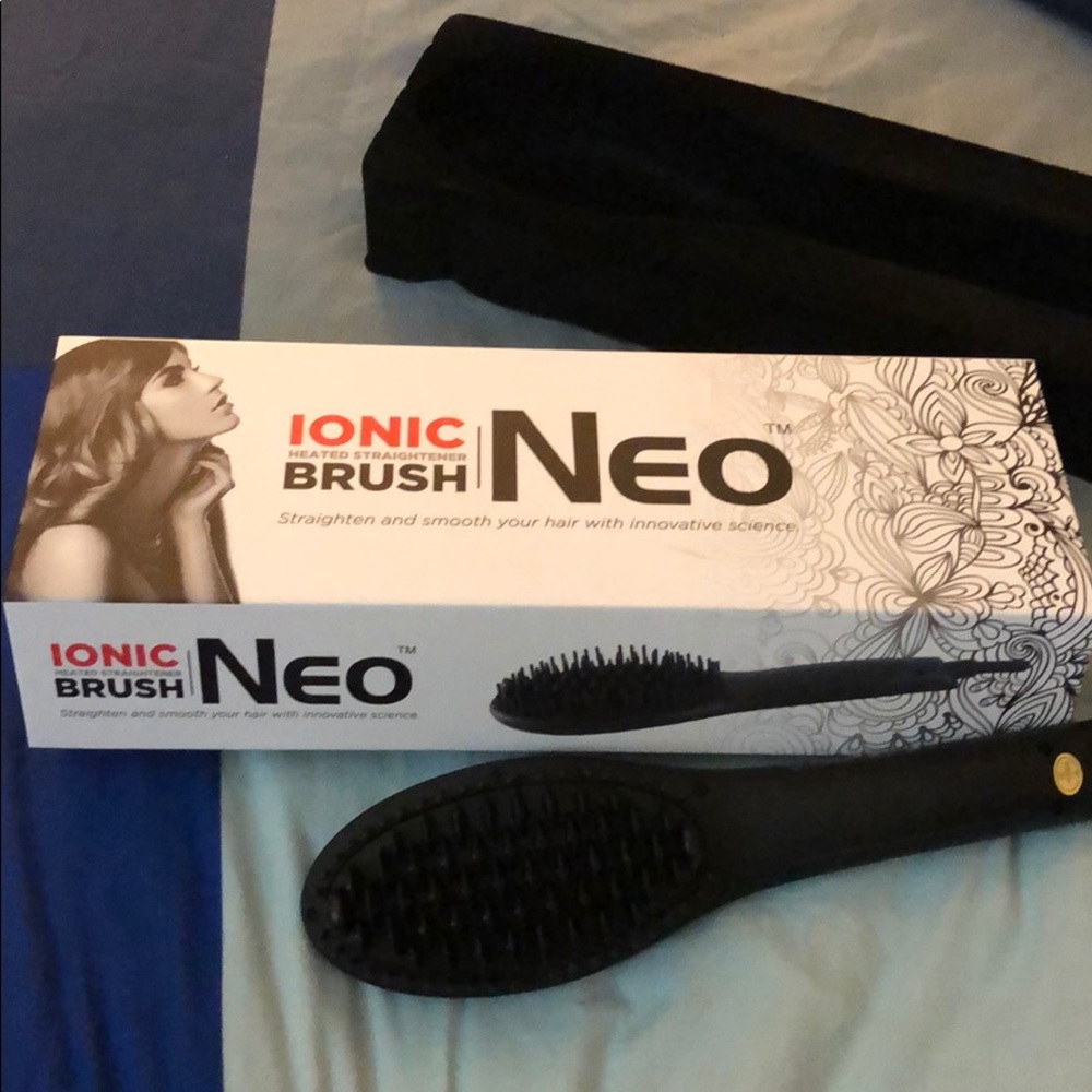Heated straightener brush